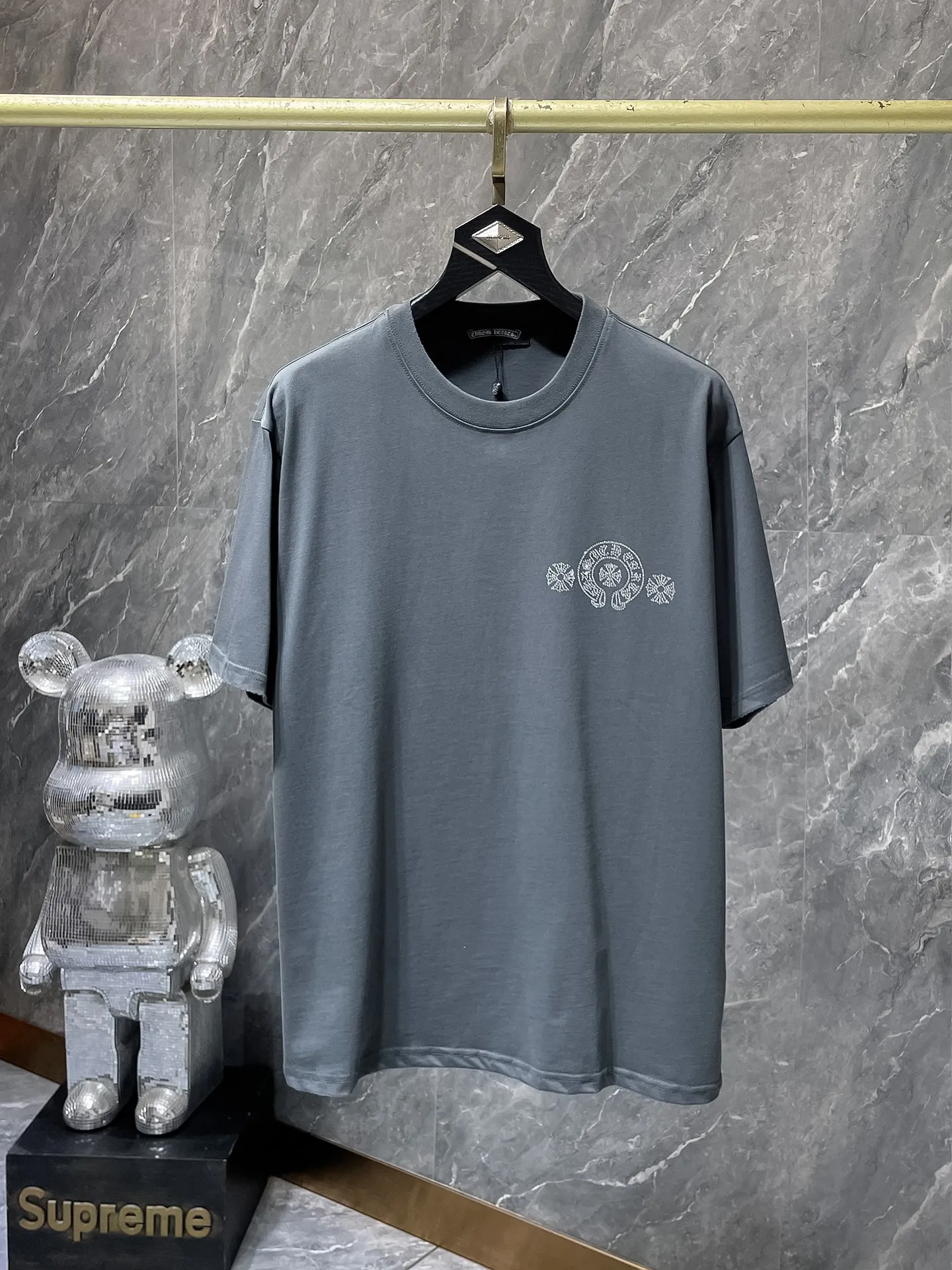 P166 New Chrome Hearts 25ss for summer. High-weight, environmentally friendly and high-quality top-grade fabric. 260g~270g. Heavy-duty hot-drilled horseshoes and Sanskrit letters cross short sleeves. Counter synchronization. 1:1 replica version. Recommended colors: black, white, gray. Size: S, M, L, XL.
